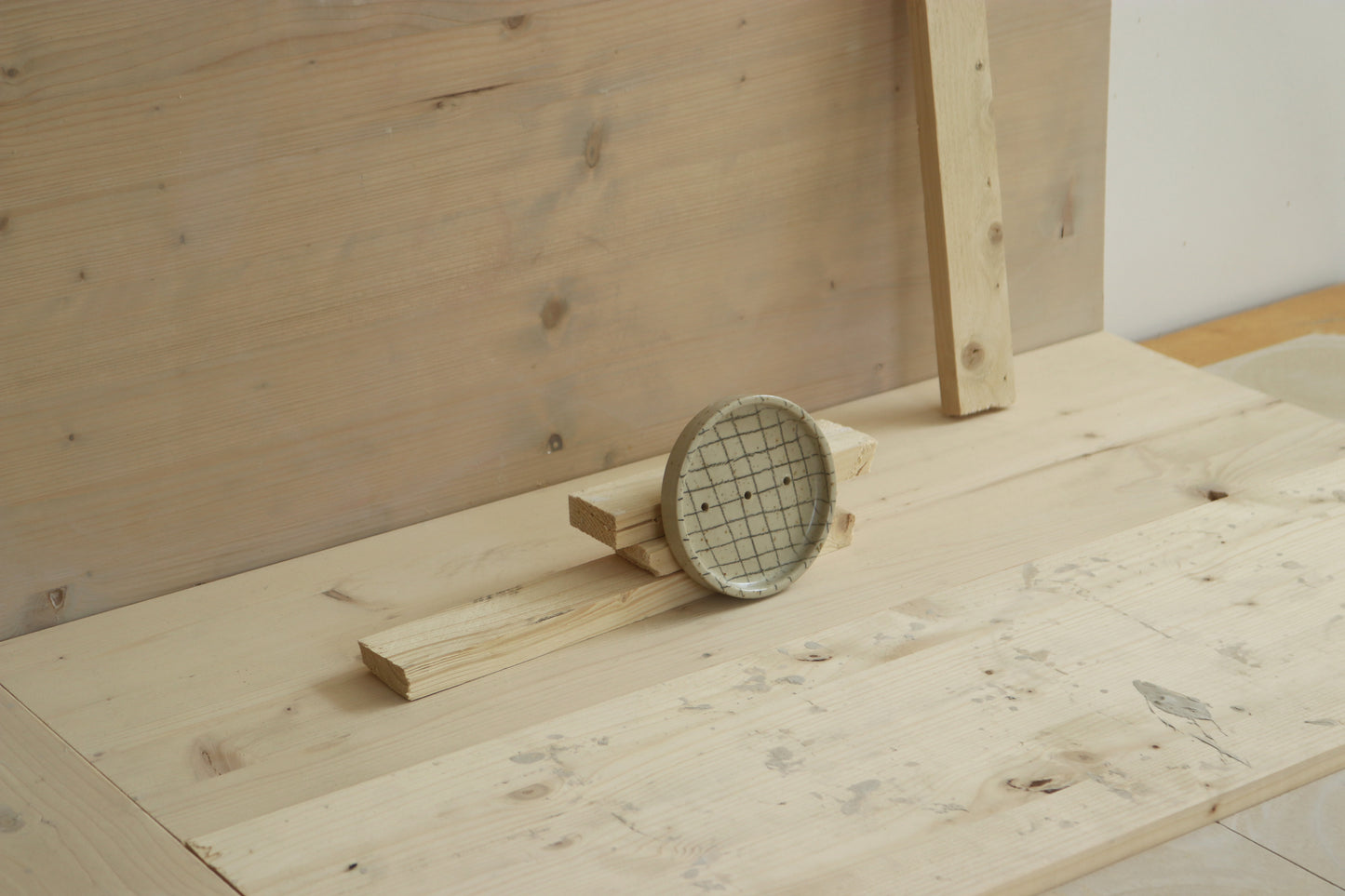Soap dish / in grid