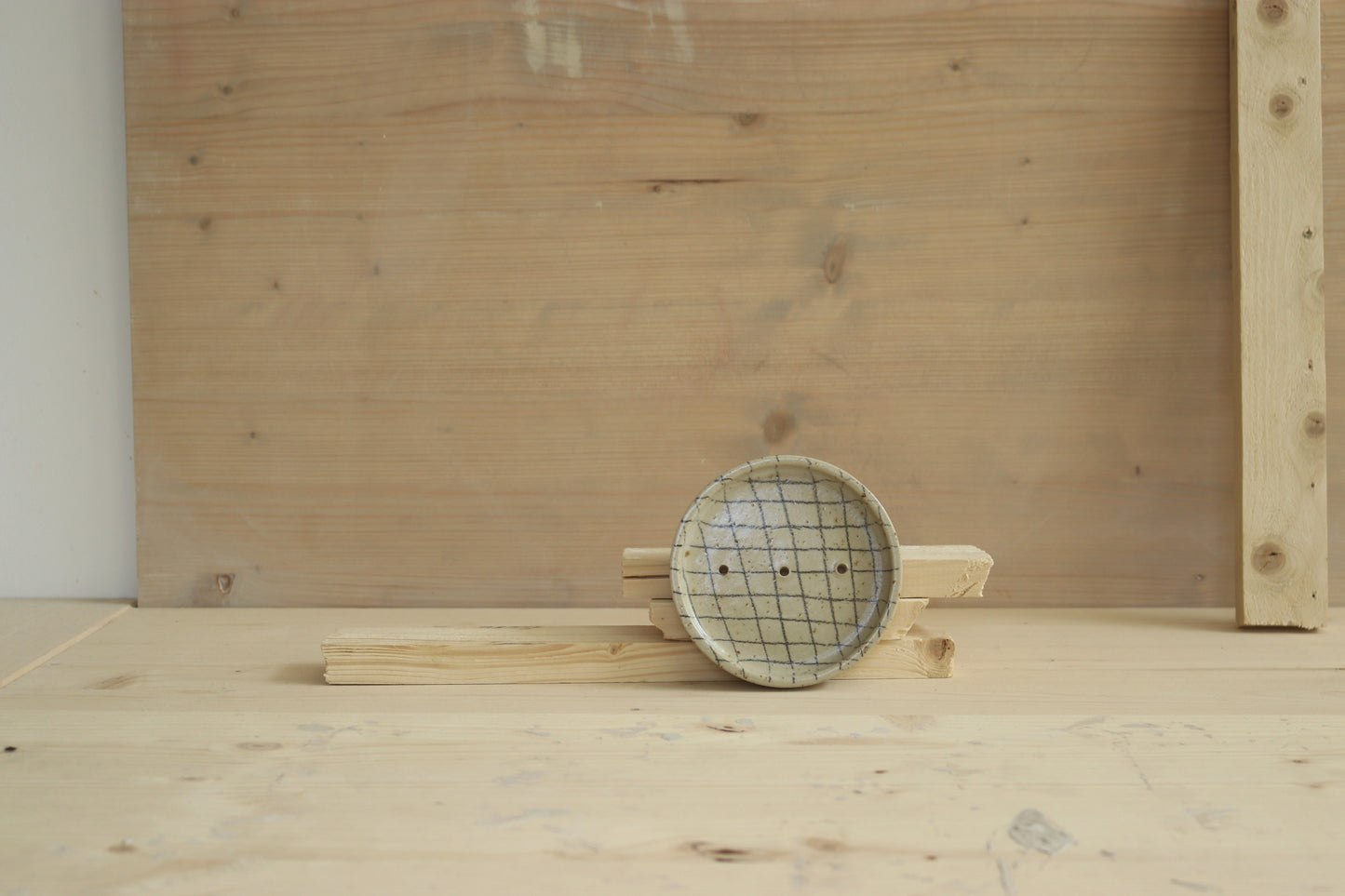 Soap dish / in grid