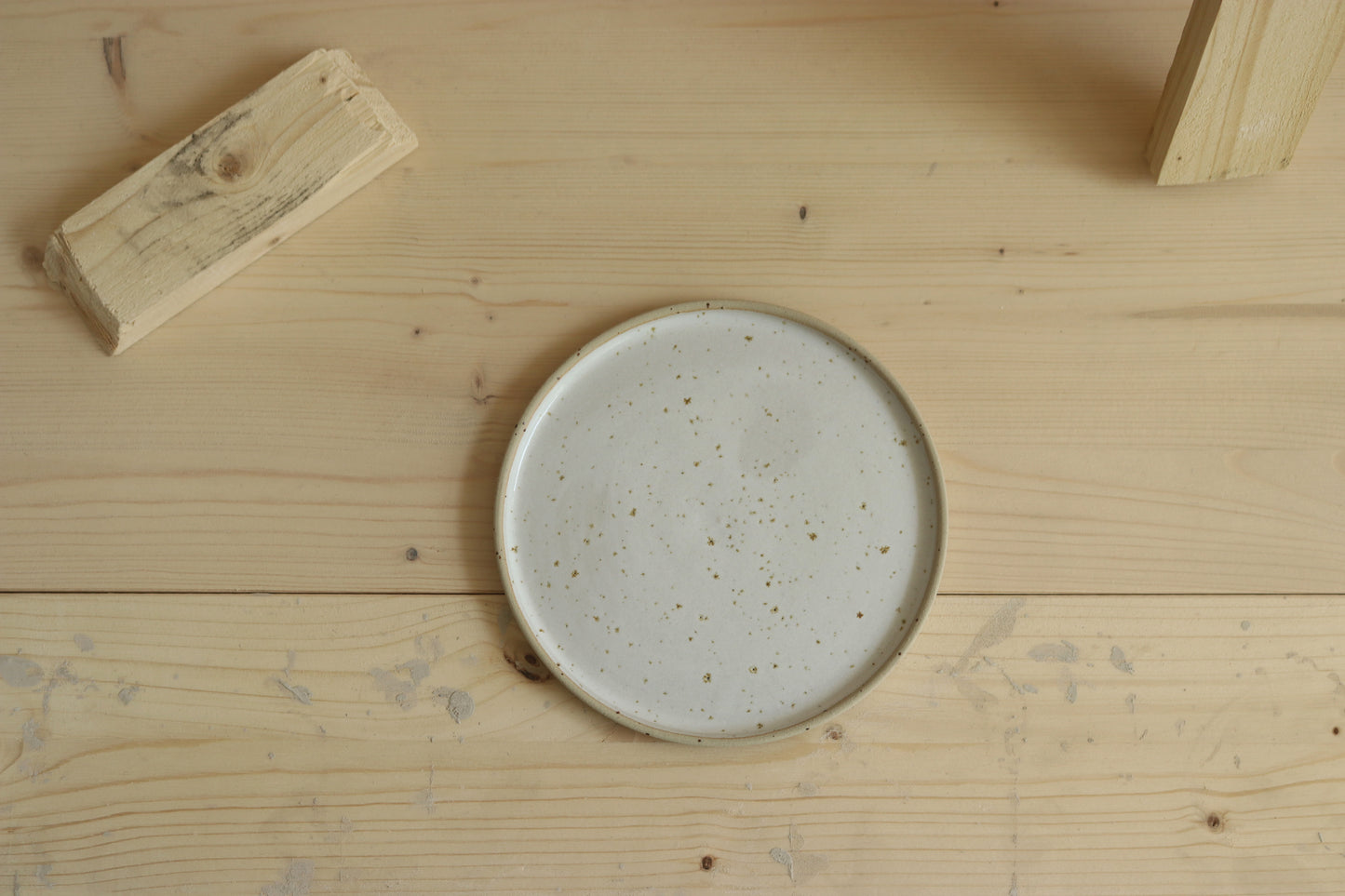 Snack plate / in white