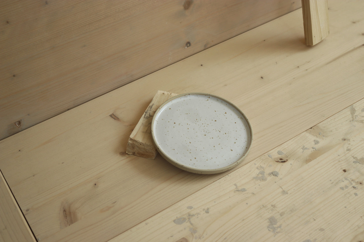 Snack plate / in white